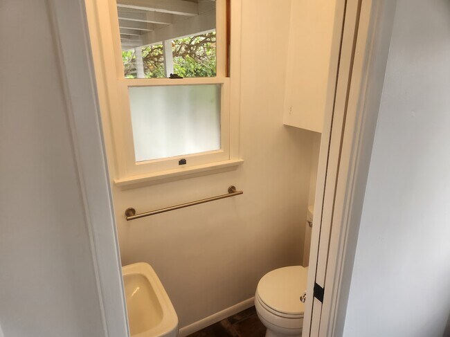 Building Photo - 522 Avalon Dr