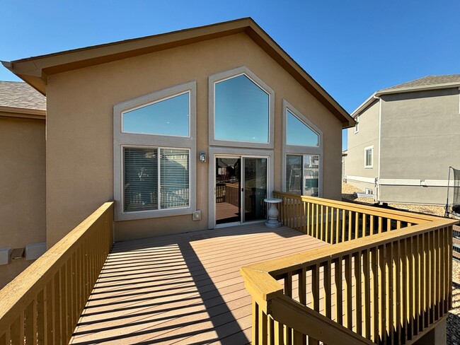 Building Photo - Stunning 5 Bedroom 3 Bathroom Home in Johnstown with Finished Basement!