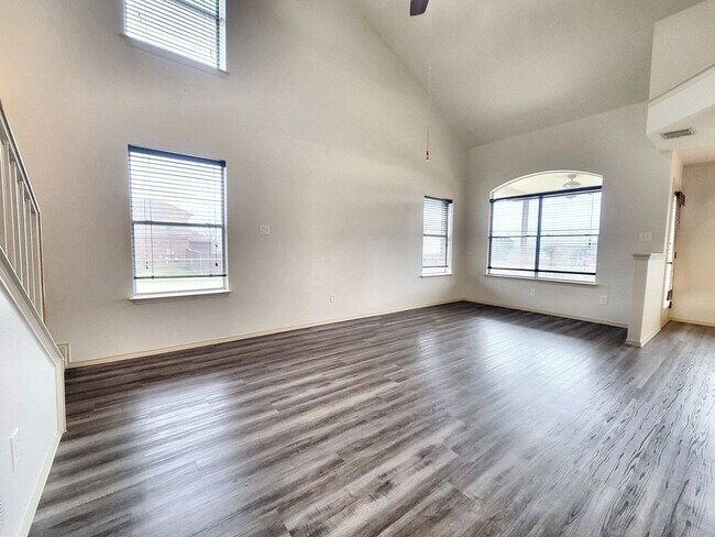 Building Photo - Inviting 3BR/2.5BA with Spacious Bedrooms & Great Outdoor Space