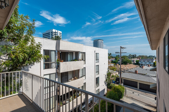 Peek-a-boo Wilshire Corridor view - 1260 S Beverly Glen Blvd