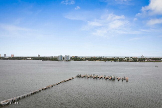 Building Photo - 231 Riverside Dr