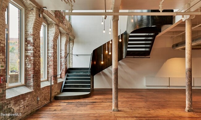 Building Photo - 520 State Rd