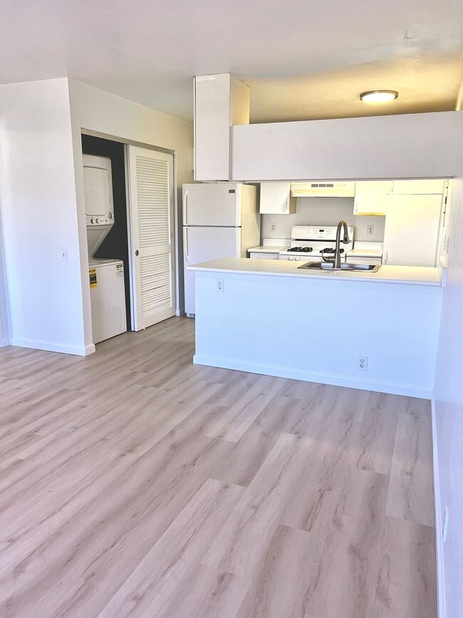 Building Photo - Palm Villas -  1 Bedroom w/ Parking, New V...