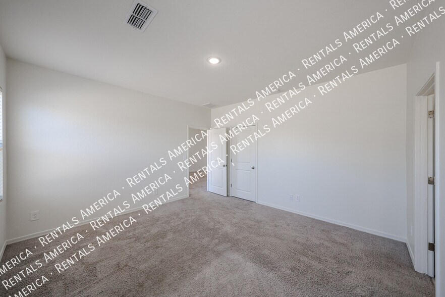 Building Photo - 5720 W Sunrise Dr