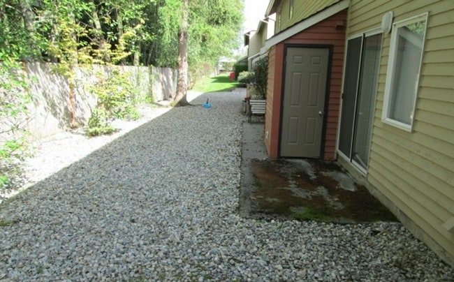 Building Photo - 1Bd/1.5Ba Everett Townhouse