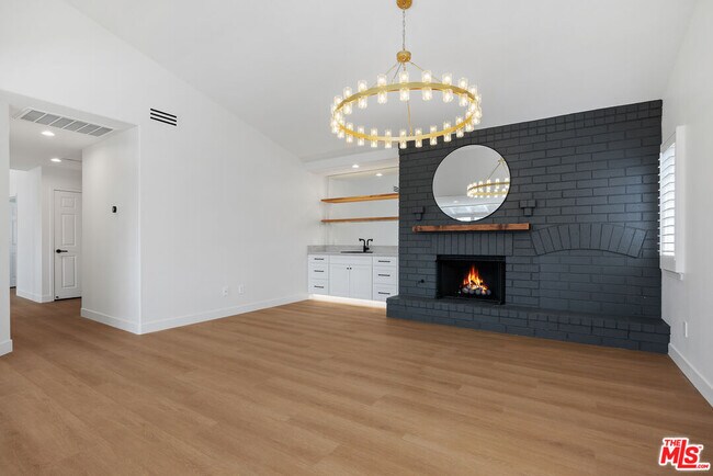 Building Photo - 655 Calle Ladera