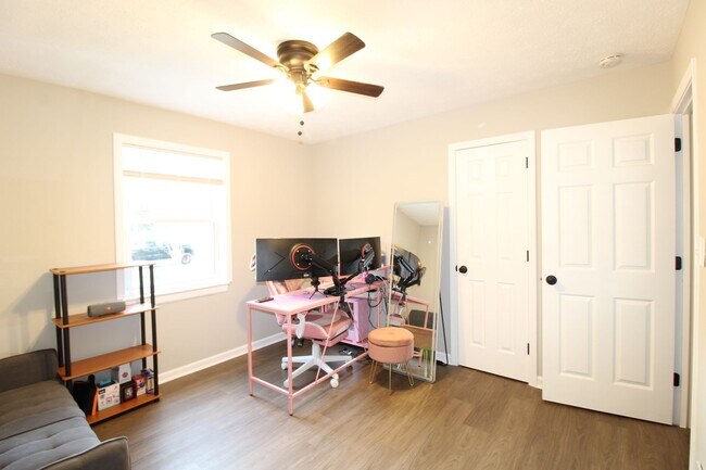 Building Photo - 3367 Oak Dr SW