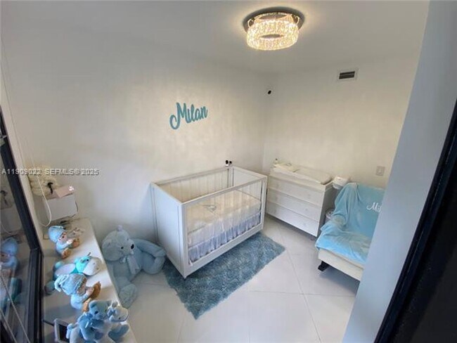 Building Photo - 121 Crandon Blvd