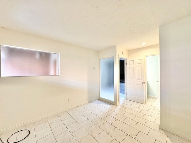 Building Photo - Beautiful 3Bd/2Ba Condo Located in La Jolla!