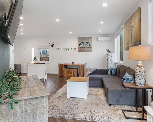 Building Photo - Greenwood Townhome