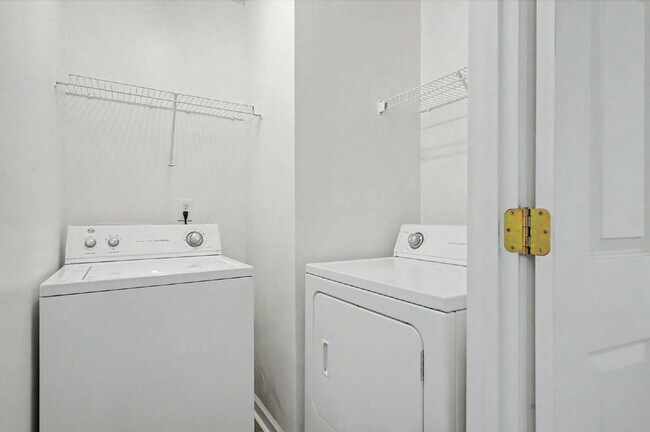 Building Photo - Townhome in Desirable Hedingham Community