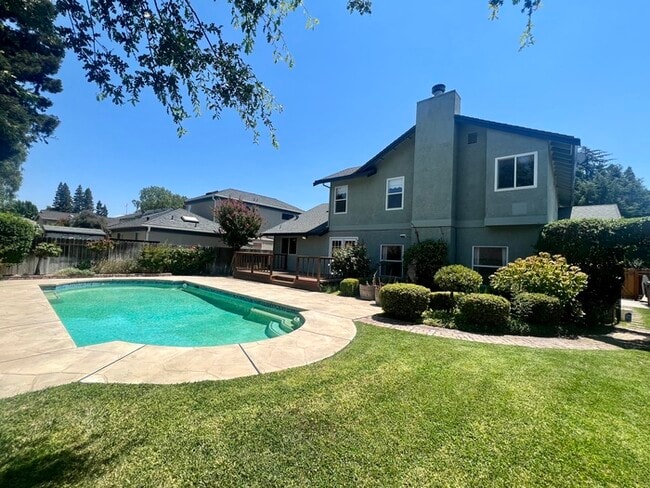 Building Photo - 1305 Manzano Way