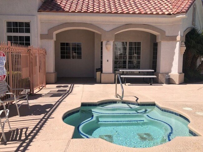 Building Photo - Great Condo, Convenient Location in a Gated Community