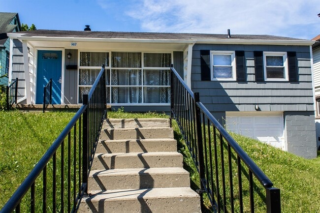 Building Photo - 1617 Crestmont Dr