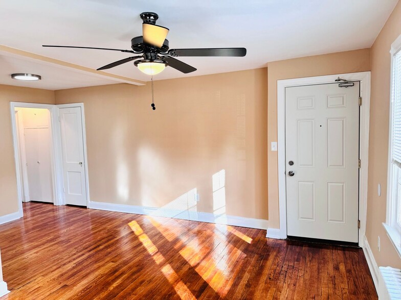 Building Photo - 908 Hudson Ave