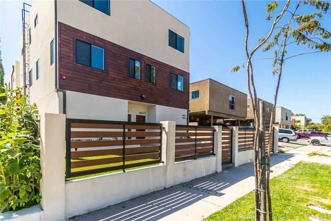 Building Photo - 3BR 3BA Modern Townhome in Prime NOHO