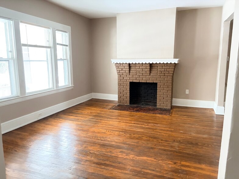 Building Photo - 693 Linwood Ave