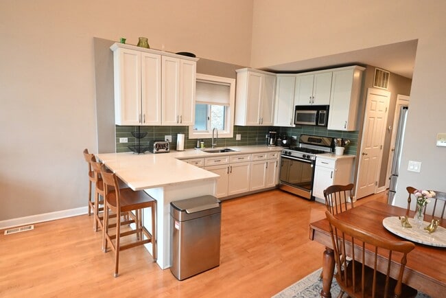 Primary Photo - 2039 W Crystal St