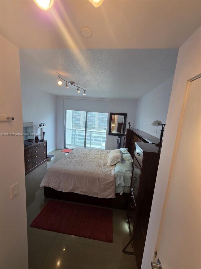 Building Photo - 1060 Brickell Ave