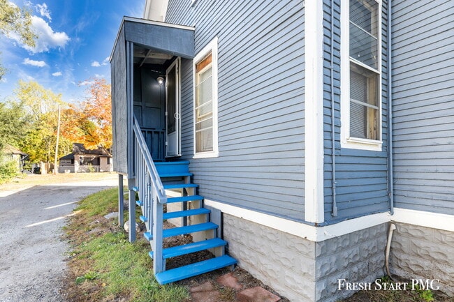 Building Photo - Spacious Upstairs Unit with 3 Flexible Roo...
