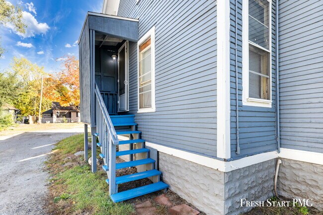 Building Photo - Spacious Upstairs Unit with 3 Flexible Rooms & Full Kitchen