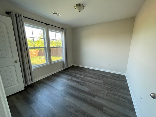 Building Photo - Lovely Three Bedroom Home in Camden and Minutes Away from I-20