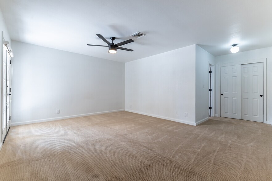Building Photo - 700 Glen Abbey Cir