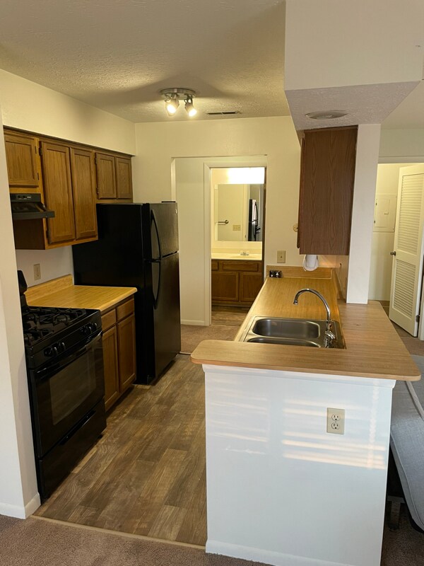 Building Photo - 2200 Hedgerow Road