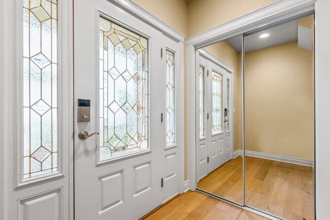 Building Photo - Quintessential West Seattle Townhome with Air Conditioning