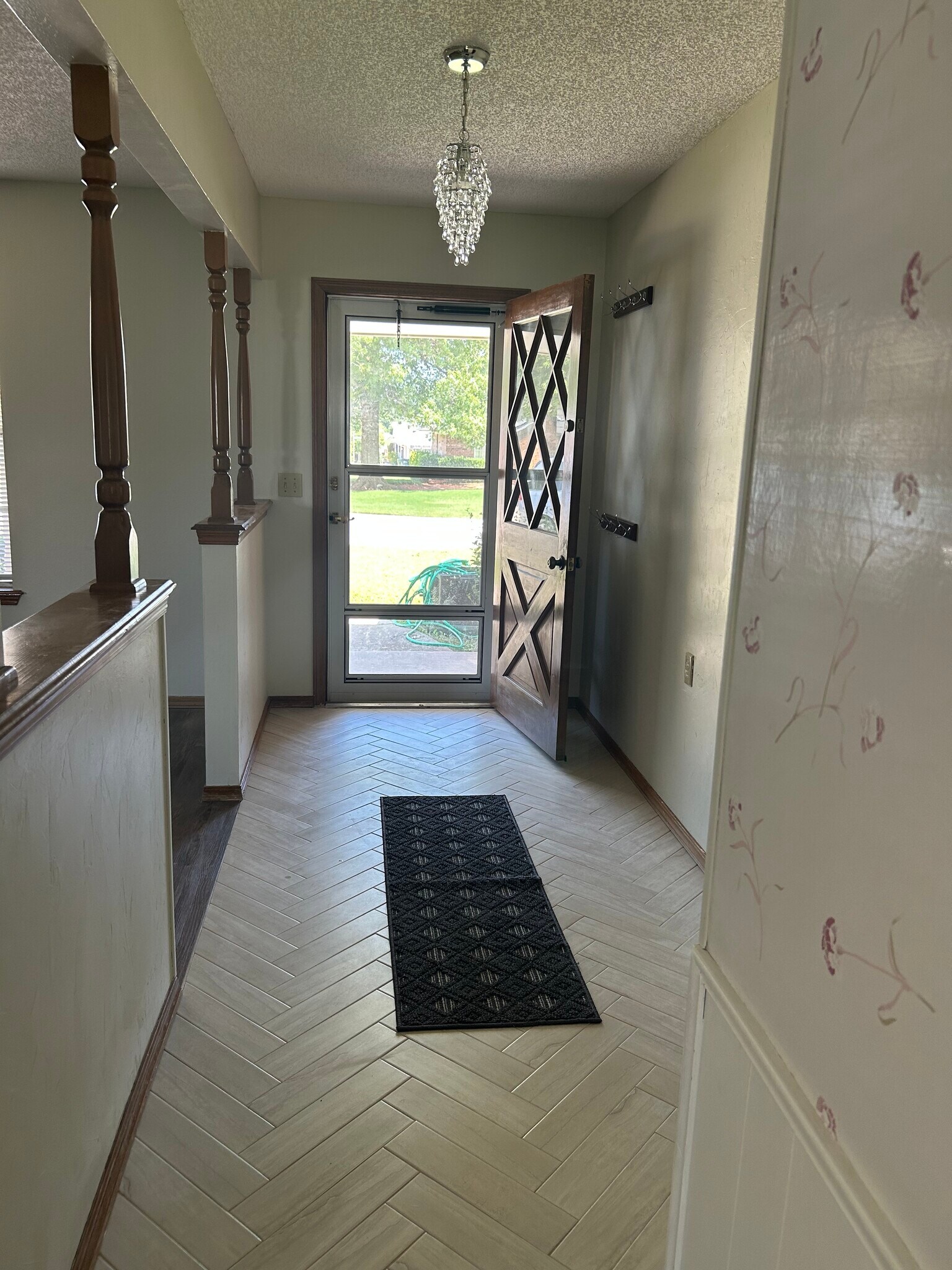 Front Entry Way - 700 Victoria Dr