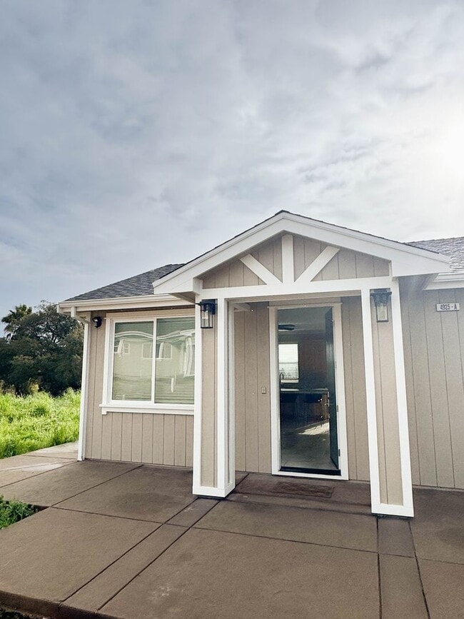 Building Photo - Charming 2 Bed/2 Bath Home