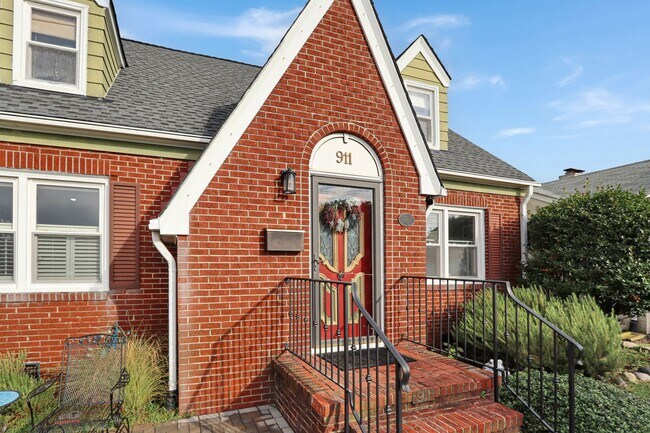 Building Photo - Beautiful Waterview Home on Chesapeake Ave. Contact Victoria Jenkins at (757) 525-7157 for more i...