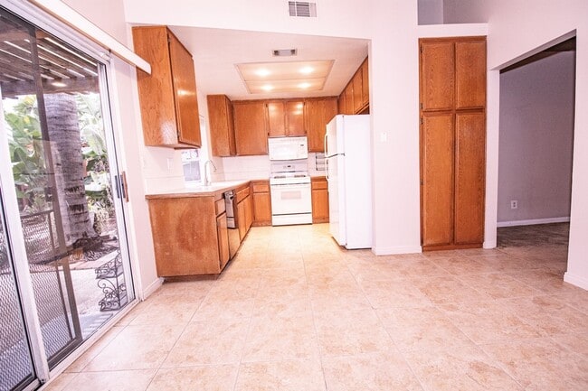 Building Photo - 9929 Palo Alto St