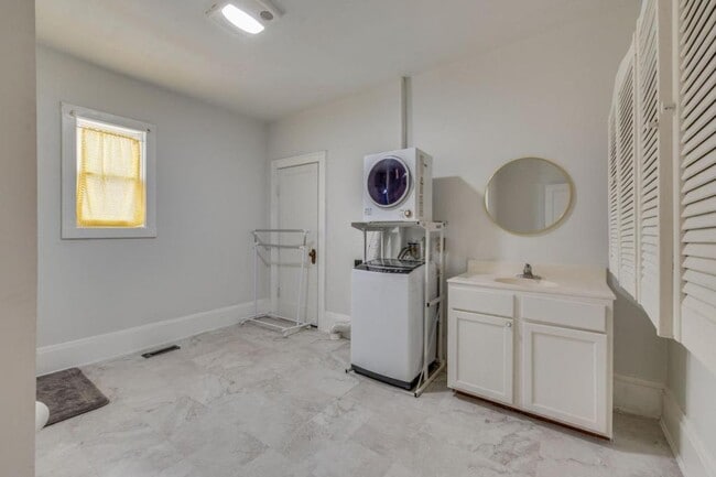 Building Photo - 818 5th St