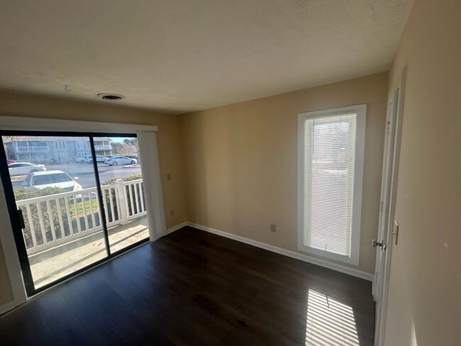 Building Photo - 4711 Cobblestone Drive, Unit E1