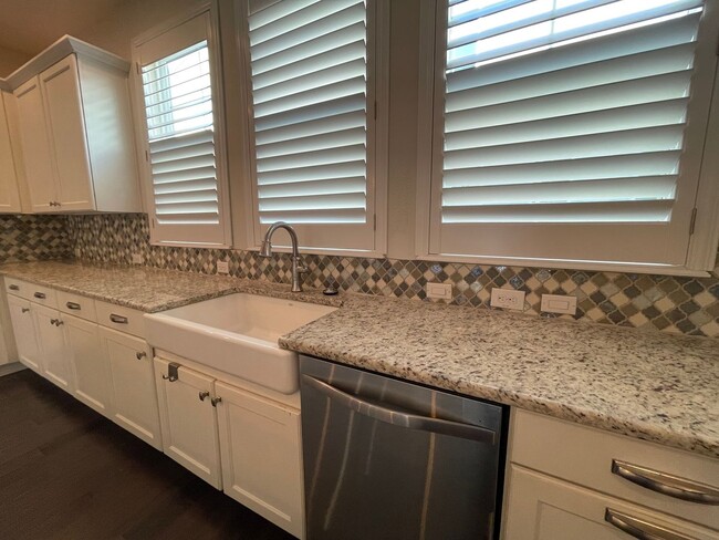 Building Photo - Large 3 Bed 3.5 Bath 2 Car Garage Townhous...
