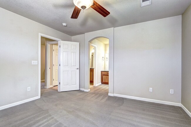 Building Photo - Meadows townhome 3 bed 2 bath, in Morgan's...