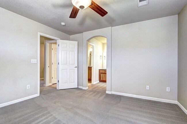 Building Photo - The Meadows townhome 3 bed 2 bath, in Morgan's Run Community!