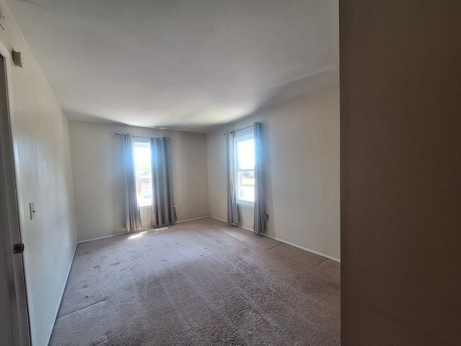 Building Photo - Brick 2 bedroom condo near the water