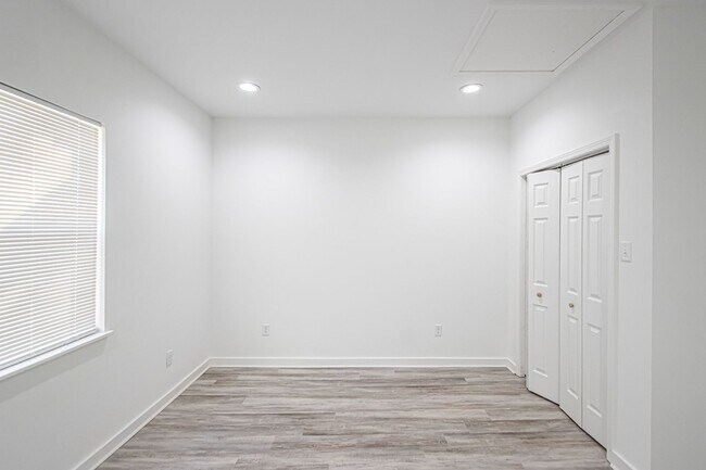 Building Photo - 215 S Park St