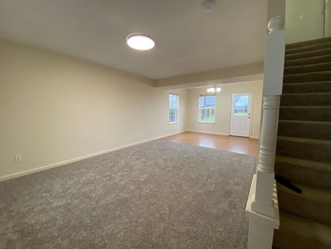 Building Photo - Beautiful 3 bedroom, 2.5 bathroom duplex l...