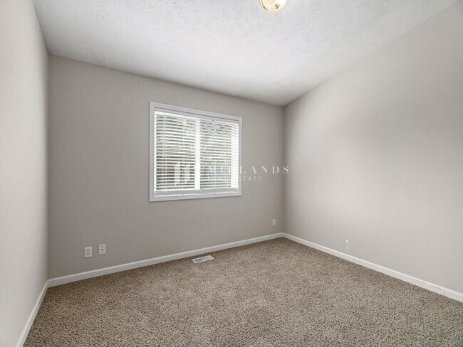 Building Photo - Beautiful Millard Townhome