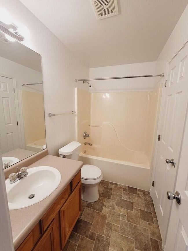 Building Photo - Cozy 2-Bedroom Upper-Level Home in Brookwo...