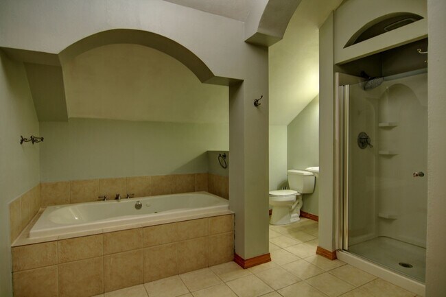 Jacuzzi Tub! - 5427 Xerxes Ave S