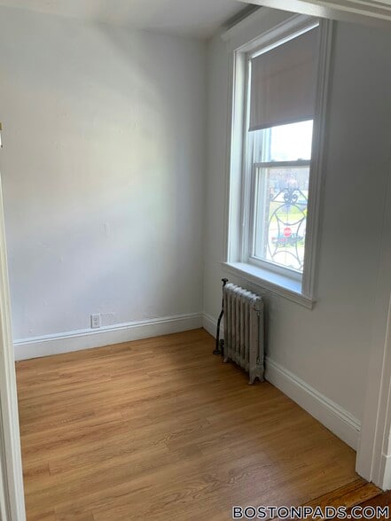 Building Photo - 235 Park Dr