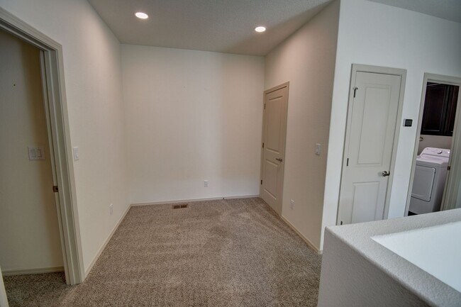 Building Photo - Immediate Move In Available!