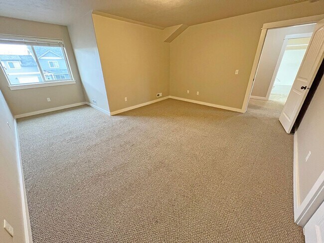 Building Photo - Three Bedroom in Four Corners, Water Included