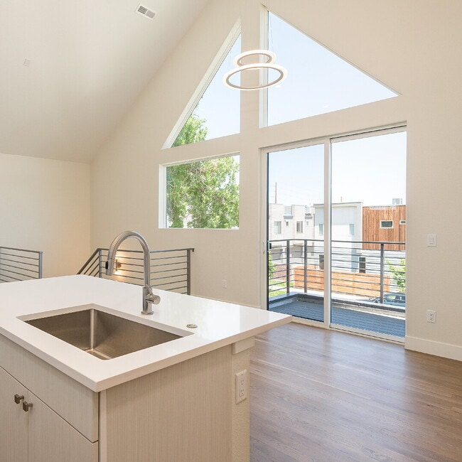 Building Photo - Modern 3 bed / 2.5 bed farmhouse townhome for rent