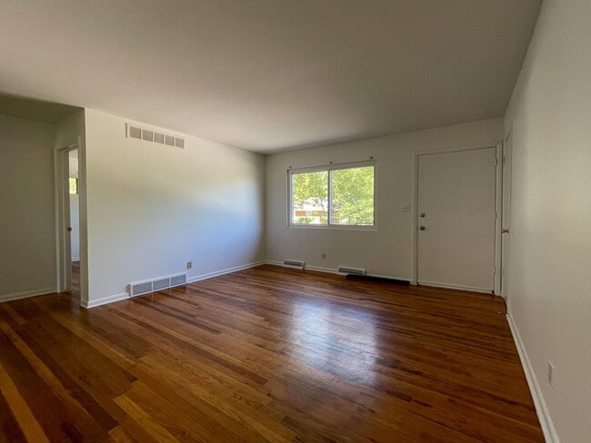 Building Photo - {10105} Charming 2 bedroom + 1 car garage + updated bathroom