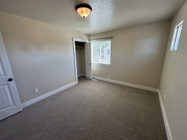 Building Photo - "Charming 4-Bed Home with Granite Accents & Hardwood Elegance in Meridian!"
